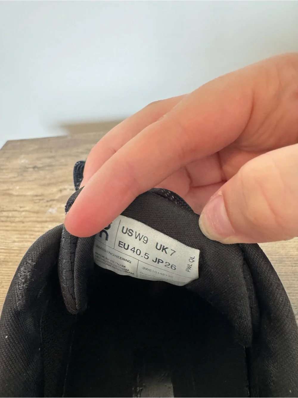 On Cloud Womens Black Cloudrunner 2 Waterproof Sneakers CloudTec Cushioning Sz 9